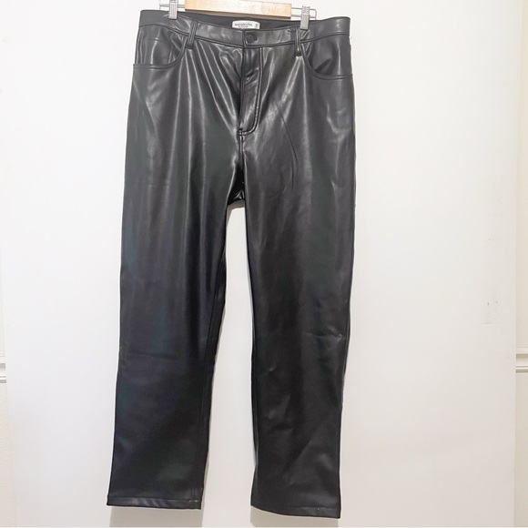 NWT A&F Faux Leather 90s Straight Leg Pant 33 - Picture 1 of 5